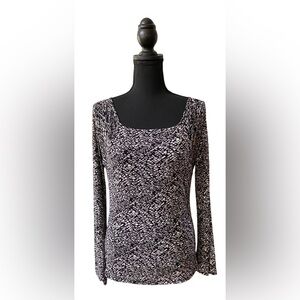 Cable and Gauge: Fitted Black and White Long Flare Sleeve Stretchy Blouse